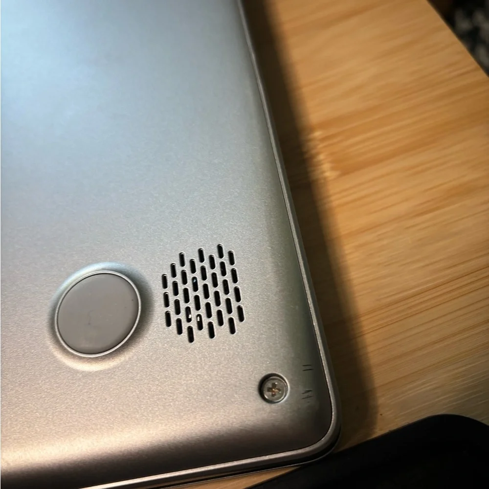 :)ASUS Laptop - Silver Used almost perfect condition (only scuffed up on bottom)